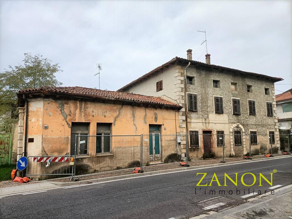 stabile intero in vendita